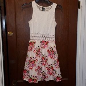 Beautiful Dress W/ Gorgeous Lace Features